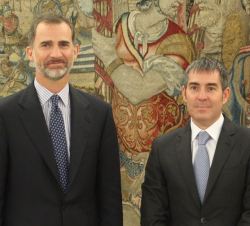 Don Felipe junto al presidente del Gobierno de Canarias, Fernando Clavijo Batlle