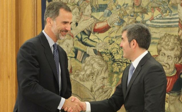 Su Majestad el Rey recibe el saludo del presidente del Gobierno de Canarias, Fernando Clavijo Batlle
