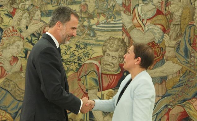 Su Majestad el Rey recibe el saludo de la presidenta de la Comuniadad Foral de Navarra, Miren Uxue Barcos Berruezo