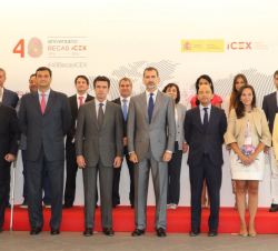Don Felipe, con las autoridades asistentes y los ponentes de la jornada "Talento para la internacionalización"