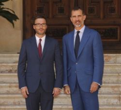 Su Majestad el Rey conversa con el alcalde de Palma de Mallorca, José Francisco Hila