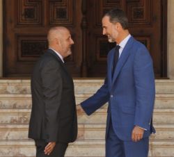 Don Felipe conversa con el presidente del Consell de Mallorca, Miquel Ensenyat