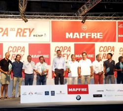 Don Felipe junto a los ganadores de la "34" edición de la Copa del Rey de Vela 2015, en sus diferentes categorías