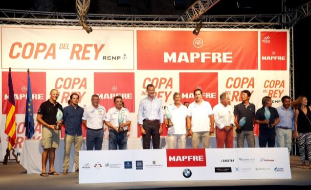 Don Felipe junto a los ganadores de la "34" edición de la Copa del Rey de Vela 2015, en sus diferentes categorías