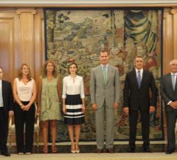 Sus Majestades los Reyes junto a los miembros del Comité Ejecutivo de la Unión de Asociaciones Empresariales de la Industria Cultural Española