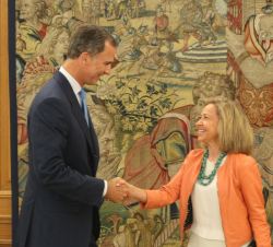 Su Majestad el Rey saluda a la Fiscal General del Estado, Consuelo Madrigal Martínez-Pereda