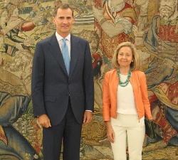 Su Majestad el Rey junto a la Fiscal General del Estado, Consuelo Madrigal Martínez-Pereda