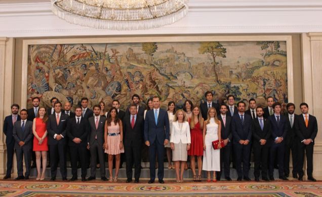 Su Majestad el Rey con los miembros de las promociones de Abogados del Estado de 2014 y 2015