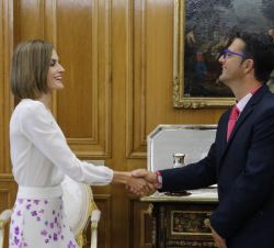 Su Majestad la Reina saluda al presidente de FEDER, Juan Carrión Tudela