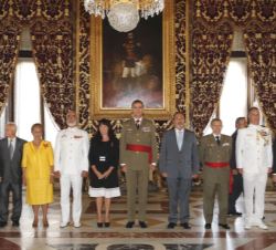 Su Majestad el Rey junto a representantes de la Asociación Bernanrdo de Gálvez y Gallardo, conde de Gálvez