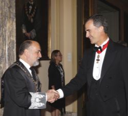 Don Felipe recibe el saludo del presidente del Tribunal Constitucional, Francisco Pérez de los Cobos