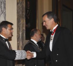 Don Felipe recibe el saludo del ministro de Justicia, Rafael Catalá