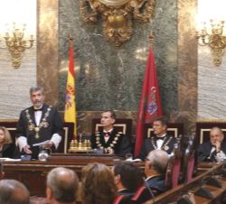 Su Majestad el Rey durante la intervención del presidente del Tribunal Supremo y del Consejo General del Poder Judial