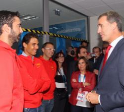 El Rey conversa con Rafa Nadal y Juan Carlos Navarro, en presencia de la vicepresidenta del Gobierno y ministra de la Presidencia, Soraya Sáenz de San