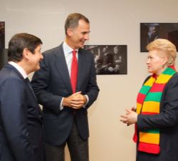 El Rey conversa con la Presidenta de Lituania, Dalia Grybauskaitė, y el ministro de Deportes de Francia, Patrick Kanner