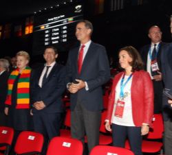Don Felipe, en la tribuna, junto a la vicepresidenta del Gobierno y ministra de la Presidencia, el ministro de Educación, Cultura y Deporte, el minist