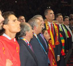Su Majestad el Rey y el resto de personalidades, durante la interpretación del Himno Nacional de España