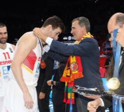 El Rey impone la medalla de oro a Víctor Claver en presencia de Fernando San Emeterio