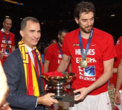 El Rey y Pau Gasol, con el trofeo