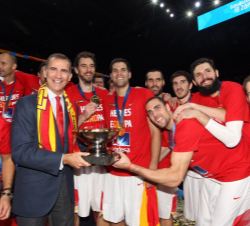 Don Felipe, con los miembros del equipo español y el trofeo de ganador del Eurobasket 2015