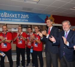 El Rey, con los miembros de la delegación, felicitan al equipo español