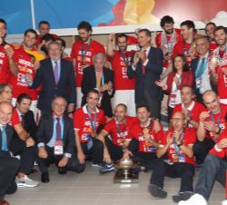 El Rey y la delegación española, con los jugadores, equipo técnico y directivos del equipo nacional