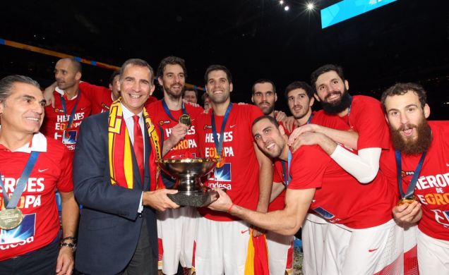 Don Felipe, con los miembros del equipo español y el trofeo de ganador del Eurobasket 2015