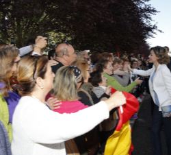 Doña Letizia saluda a los ciudadanos que acudieron a recibirla