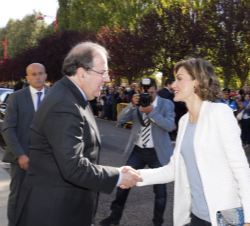 Su Majestad la Reina es recibida a su llegada por el presidente de la Junta de Castilla y León