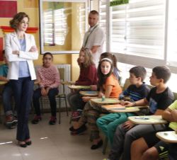 Doña Letizia, durante su visita a la clase de los alumnos de 6º de Primaria