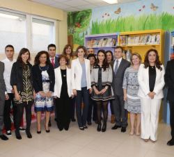 La Reina, con los profesores y alumnos de centros de Castilla y León seleccionados por su excelencia