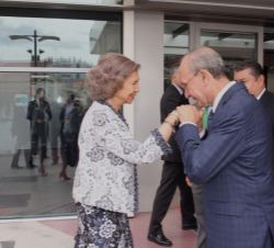 Doña Sofía es recibida a su llegada por el alcalde de Málaga, Francisco de la Torre