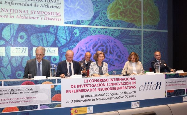 Doña Sofía, en la mesa presidencial, junto a la secretaria de Estado de Investigación, Desarrollo e Innovación, el alcalde de Málaga, el consejero de 