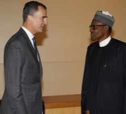 Su Majestad el Rey conversa con el Presidente de Nigeria, Muhammdu Buhari, antes del encuentro que mantuvieron ambos