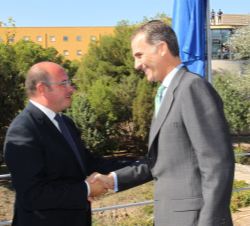 Su Majestad el Rey a su llegada a la Universidad de Murcia, recibe el saludo del presidente de la Región de Murcia, Pedro Antonio Sánchez