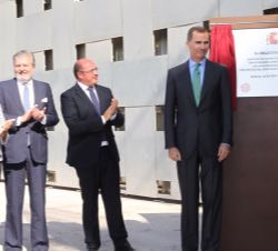 Su Majestad el Rey tras descubrir una placa conmemorativa, junto al ministro de Educación, Cultura y Deporte, el presidente de la Región de Murcia y l