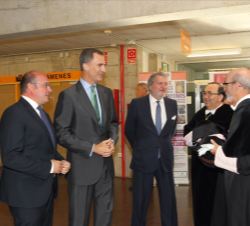 Don Felipe conversa con el ministro de Educación, Cultura y Deporte, el presidente de la Región de Murcia y los rectores magnificos de las Universidad