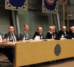 Su Majestad el Rey en la mesa presidencial durante la apertura del Curso Universitario