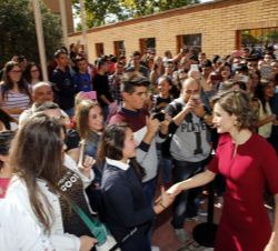Doña Letizia saluda a varios alumnos a la salida del acto