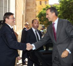 Su Majestad el Rey a su llegada al Museo "Centro del Carmen", recibe el saludo del presidente de la Generalitat Valenciana, Ximo Puig