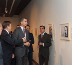 Don Felipe durante su recorrido por la exposición "La Huella de 150 Valencianos en el 150 Aniversario de Las Provincias"