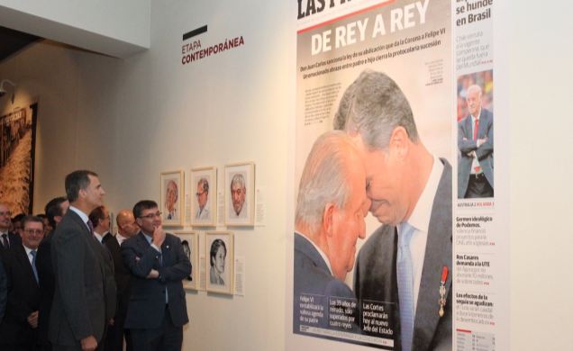 Don Felipe observa una de las portadas publicadas por el diario