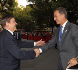 Su Majestad el Rey es recibido a su llegada a la Lonja de Mercaderes por el presidente de la Generalitat Valenciana, Ximo Puig