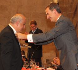 Don Felipe entrega el Premio Rey Jaime I de Medicina Clínica 2015 a Josep Brugada