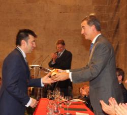 Don Felipe entrega el Premio Rey Jaime I de Nuevas Tecnologías 2015 a Pablo Artal