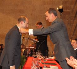 Don Felipe entrega el Premio Rey Jaime I al Emprendedor 2015 a Óscar Landeta Elorz