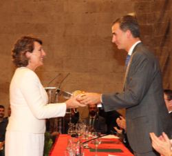 Don Felipe entrega el Premio Rey Jaime I de Compromiso Social 2015 a la Asociación Española contra el Cáncer, recogido por Isabel Orieol, presidenta d