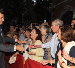 Don Felipe recibe el saludo de personas que se congregaron a la salida de la Lonja de Mercaderes