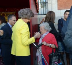 Doña Sofía junto a uno de los muchos ciudadanos que acudieron a la Mesa de Cuestación