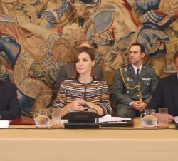 Su Majestad la Reina en la mesa de la reunión con el ministro de Sanidad, Servicios Sociales e Igualdad, Alfonso Alonso y el ministro de Hacienda y Ad